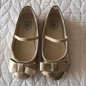 Gap toddler girl size 9 gold Mary Janes